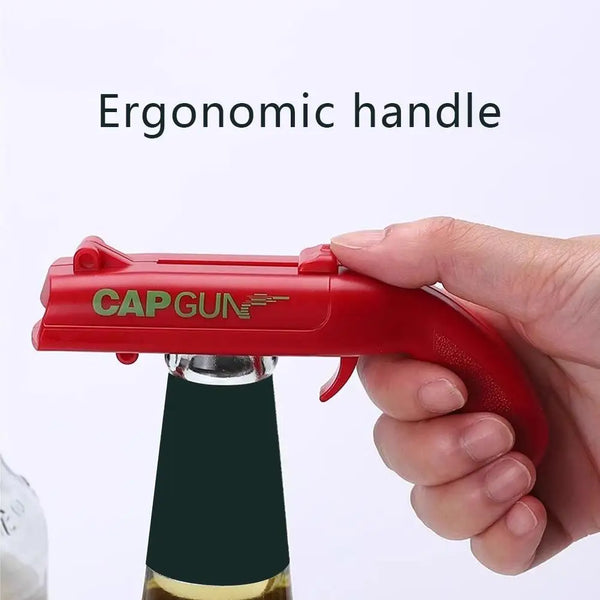 Eine Hand hält ein rotes Flaschenöffnerwerkzeug gegen eine Glasflasche.