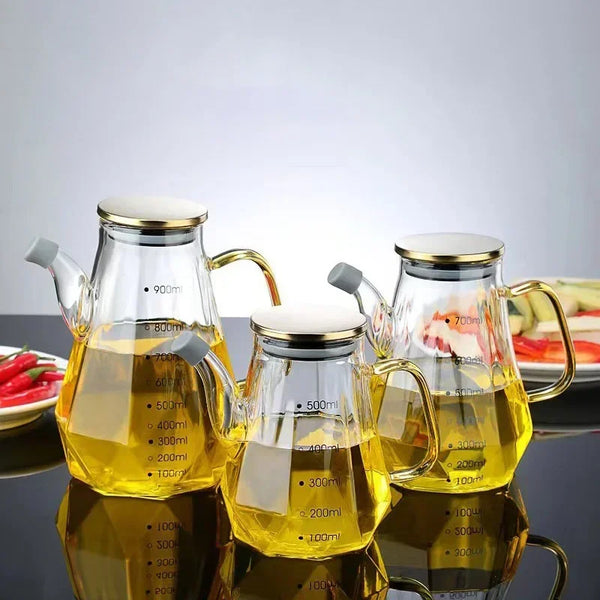 Set eleganter Glasflaschen für Öl und Essig, gefüllt mit goldener Flüssigkeit, auf reflektierender Oberfläche