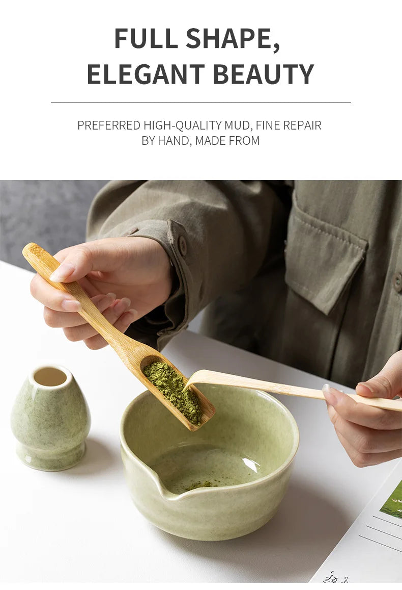 Una mano usa una cuchara de madera para recoger polvo de matcha verde de un tazón, demostrando reparación fina a mano.