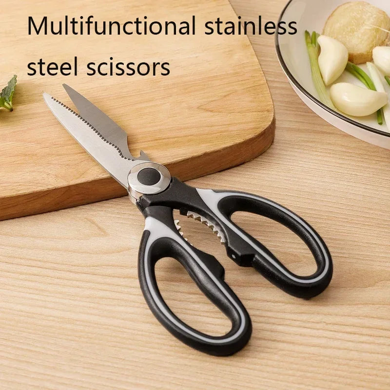 Un par de tijeras de cocina multifuncionales de acero inoxidable sobre una tabla de cortar de madera con ajo y vegetales verd