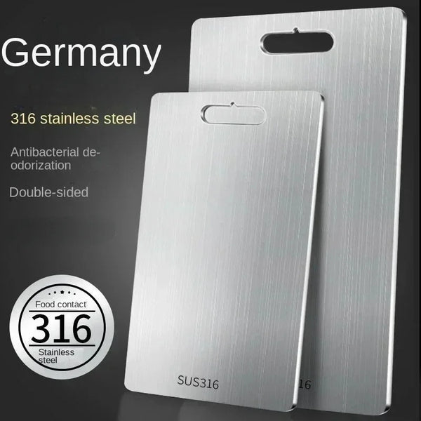 Set professioneller Edelstahl-Cuttingboards mit der Marke SUS316 vor dunklem Hintergrund