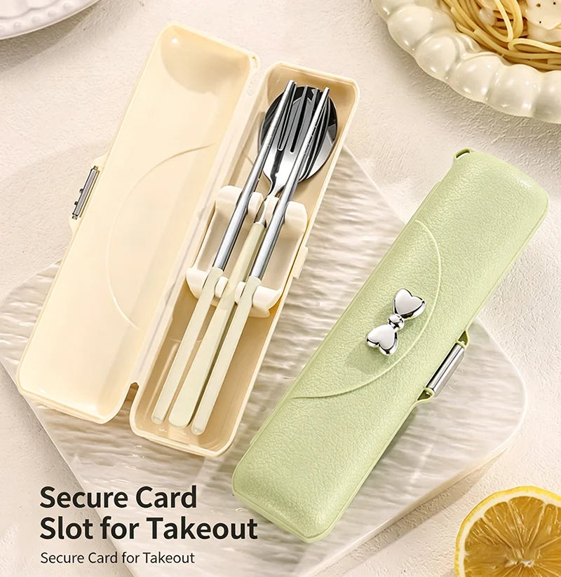 Sujetador de tarjetas de color verde claro para comida para llevar, junto a una caja con un juego de cubiertos de acero inoxi