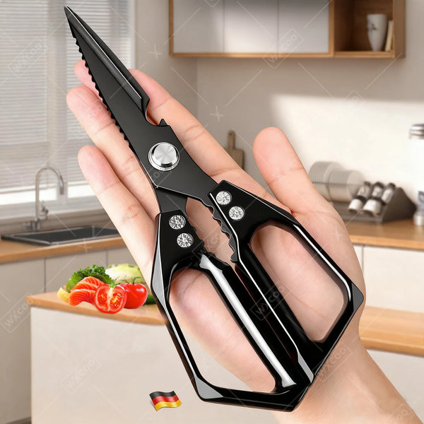 Eine Hand hält eine schwarze Küchenschere mit silbernen Akzenten vor einem hellen Hintergrund.