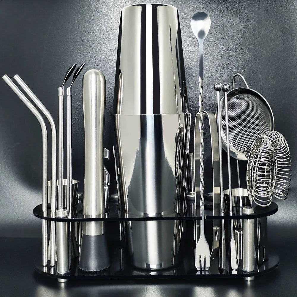 Professionelles Cocktail-Shaker-Set mit Edelstahlwerkzeugen und silbernem Shaker auf schwarzem Tablett.